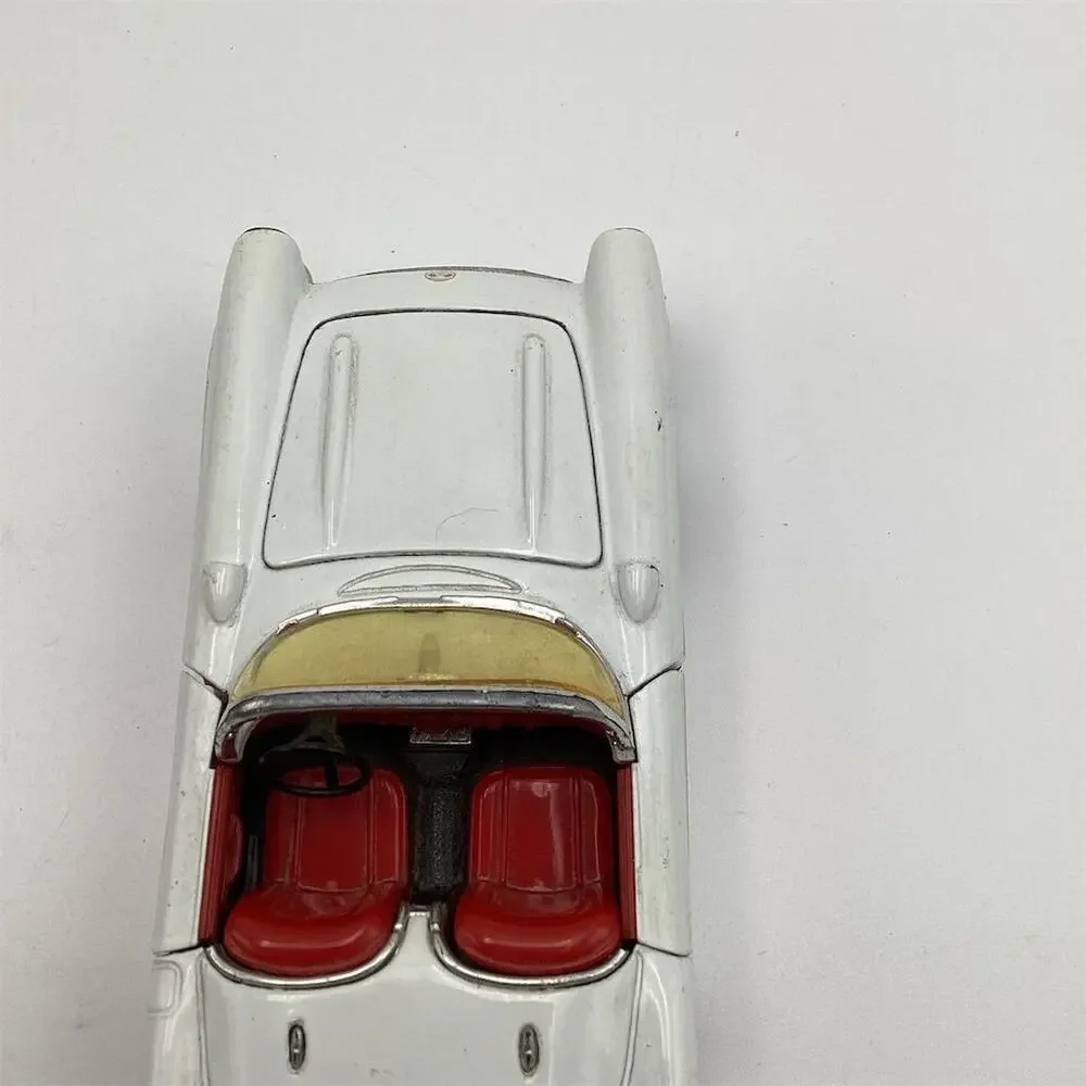 1957 Chevrolet Corvette‎ Diecast Model 1/24 Scale White Vintage Car